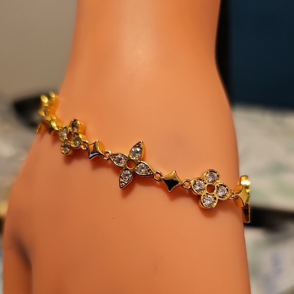 Elegant Gold Floral Bracelet